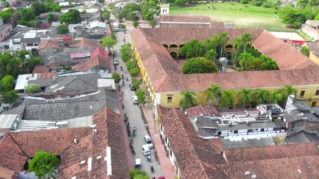 The drone captures the Colegio Nacional Pinillos, a distinguished institution in Mompox that has been a cornerstone of education and culture for generations. Pitch forward.