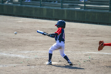 少年野球試合風景 スクイズバント