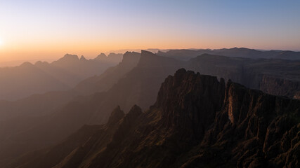 Fototapeta premium An early morning sunrise over the Drakensberg mountain range in South Africa, taken in the Mnweni region