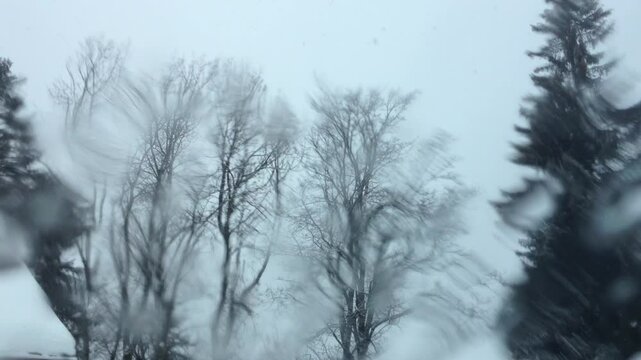Regentropfen an Windscheibe