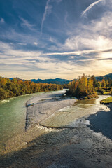 Herbstlicher Flusslauf der Isar in Lenggries – Naturerlebnis im bayerischen Alpenvorland