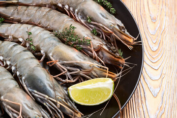 Raw big tiger ( king ) shrimps photography . Top view