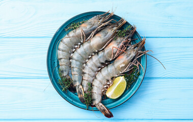 Raw big tiger ( king ) shrimps photography . Top view