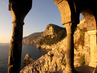 Italia, Liguria, il paese di Portovenere. La costa al tramonto.