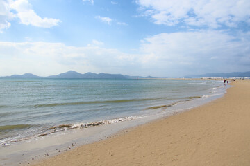 가을 하늘과 바닷가