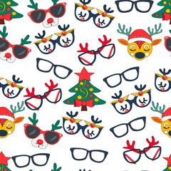 Obraz premium Cute Reindeer Glasses and Holiday Icons Pattern. Festive Christmas Pattern with Reindeer and Holiday Glasses