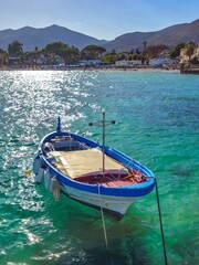 Barque sur mer &eacute;meraude