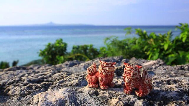 シーサーと沖縄の海