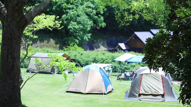 キャンプ場のテント