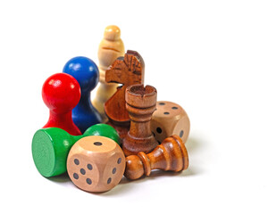 Verschiedene Spielfiguren aus Holz vor weißem Hintergrund