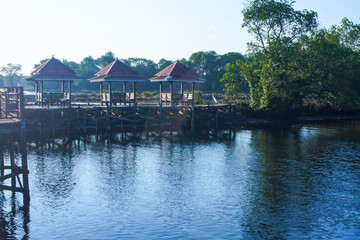 Obraz premium Row of gazebo tourist attractions on the river bank