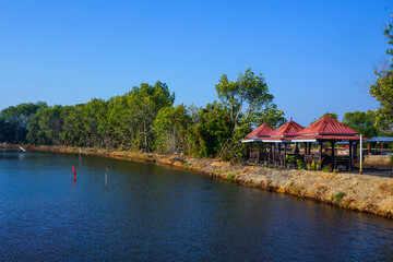 Obraz premium Row of gazebo tourist attractions on the river bank