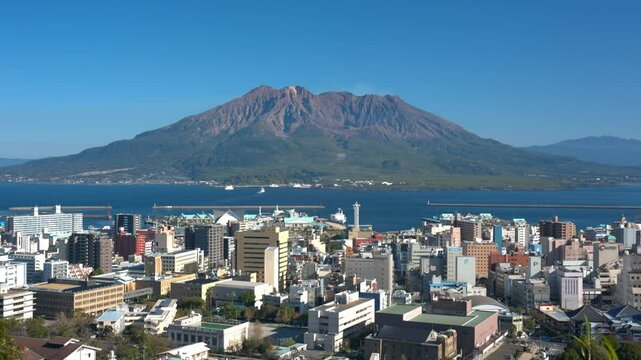 桜島と鹿児島の街並み