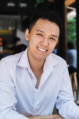 Obraz premium Happy freelancer working on laptop in cafe