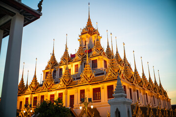 Naklejka premium Golden pagoda of Wat Ratchanadda temple at night sightseeing travel