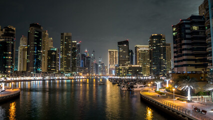 Obraz premium Promenade in Dubai Marina timelapse hyperlapse at night, UAE.