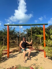 homem turista de férias em balanço 
