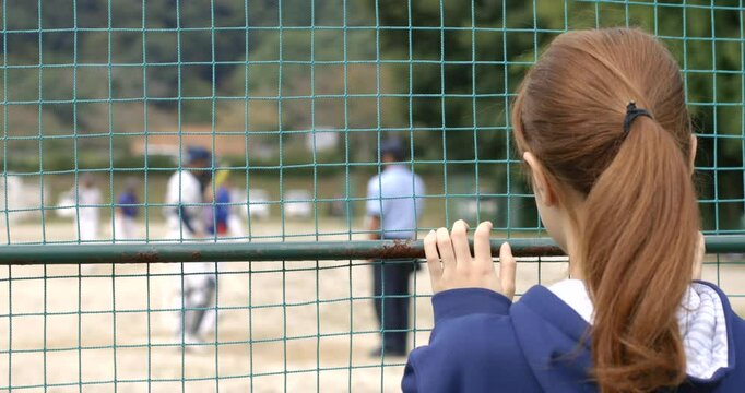 草野球を見学するマネージャー