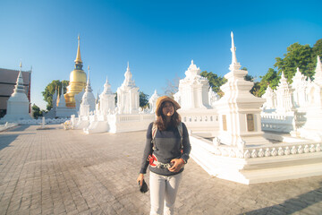 Obraz premium Beautiful photographer backpack women take photo travel in buddha temple