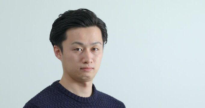 真剣な眼差しの青年