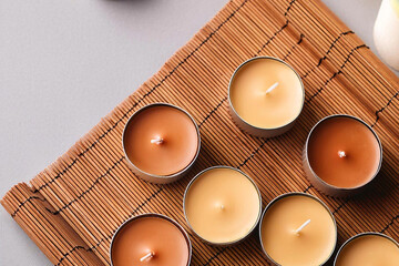 velas aromaterapia estilo publicitario marketing mockup sobre fondo blanco, vista superior © Daniel Sawyer