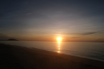 Obraz premium The sun rises at the sea in the morning.