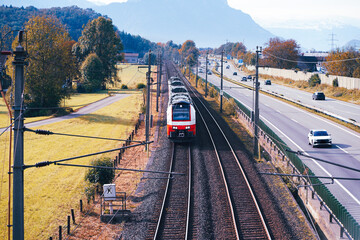Blick auf die Zugstrecke neben der Autobahn A14 im Rheintal, Vorarlberg, zwischen Götzis und...