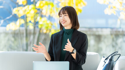 笑顔で話す若い女性・ビジネスウーマン