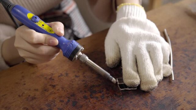 クラフト作りをする女性の手元