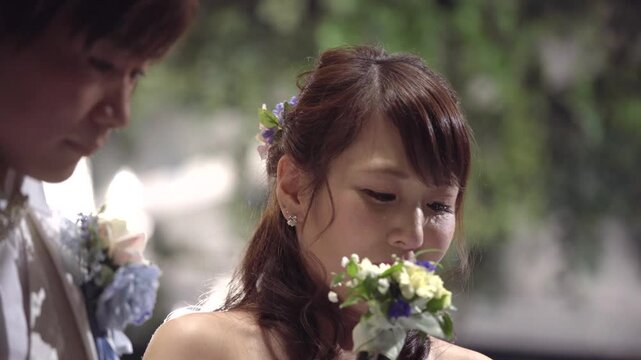 披露宴で両親に向けて挨拶をする新婦