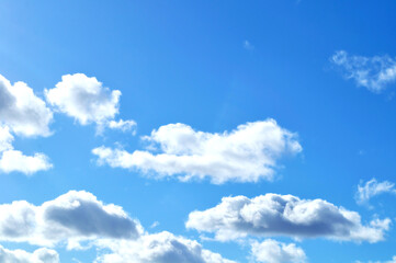 Naklejka premium Blue sky, panoramic scene of blue sky with picturesque fluffy clouds