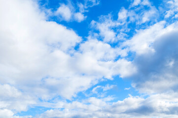 Obraz premium Blue sky with fluffy clouds, blue sky landscape scene