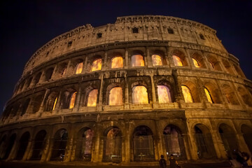 Fototapeta premium Colosseo in fiamme. Roma in fiamme. Immagine rare di una simulazione di un incendio al Colosseo