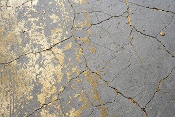 Obraz premium Grey gold surface with cracks and imperfections, distressed, premium materials, high-end aesthetic, cracked surface