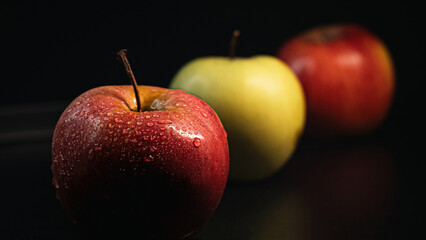 Still life of apples in contrasting colors, symbolizing freshness and natural variety.