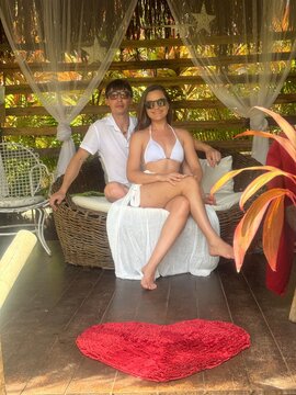 casal juntos de f&eacute;rias em spa lua de mel 