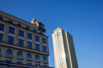 Obraz premium a tall building with a clock on the top of it