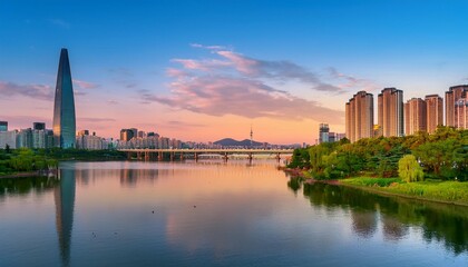 Obraz premium The Peaceful Morning Calm Over the Han River in Seoul, South Korea, Where City Skyscrapers Reflect in the Still Waters, Framed by Lush Green Parklands and the Iconic Banpo Bridge Fountain