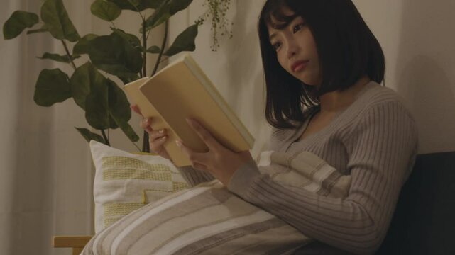 夜の部屋でくつろぐ若い女性