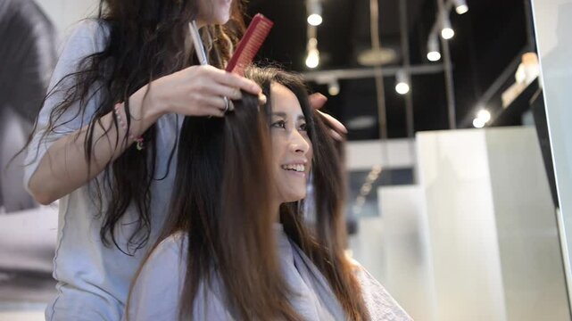 ヘアサロンで髪を切っている女性