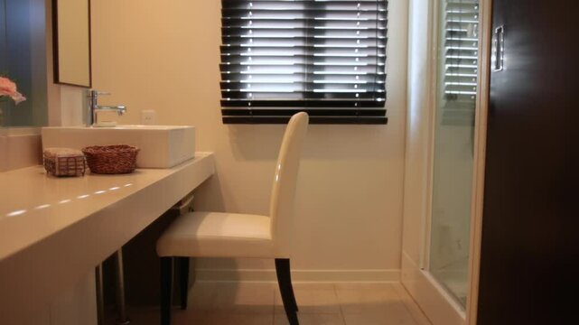 シンクルーム～セラピストに首や肩をマッサージされる女性