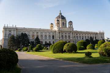 Obraz premium Gardens and museum building in Vienna