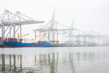 Fototapeta premium Containerhafen Rotterdam im Nebel