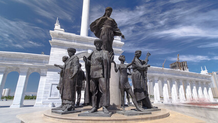 Obraz premium View of the Kazakh Eli Monument timelapse hyperlapse on Independence Square in Astana, the capital of Kazakhstan.