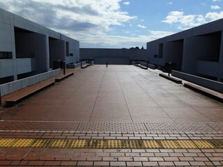 建物と建物をつなぐ屋外の開けたデッキスペース