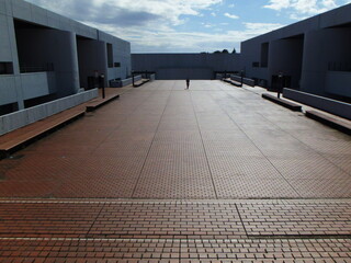 建物と建物をつなぐ屋外の開けたデッキスペース