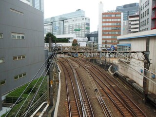 都心のビル群の間を走る線路