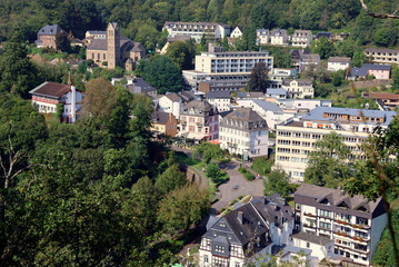 Fototapeta premium Der Kurort Bad Bertrich in der Eifel im Landkreis Cochem-Zell zwischen bewaldeten Hügeln. Aussicht vom Wanderweg Wasserfall-Erlebnisroute, der 2023 zu Deutschlands schönstem Wanderweg gewählt wurde. 