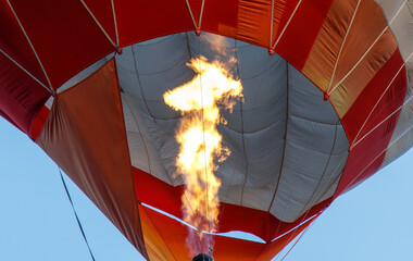 Obraz premium A hot air balloon with a flame shooting out of it