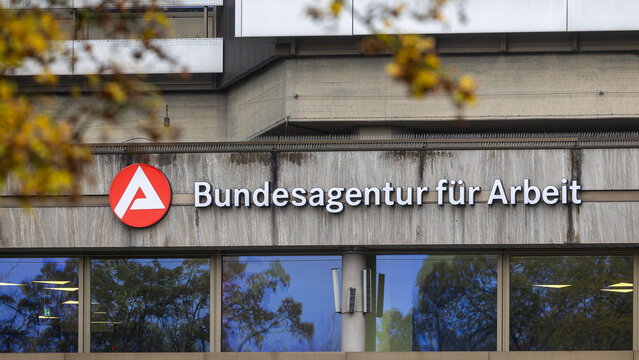 Die Au&szlig;enansicht der Zentrale der Bundesagentur f&uuml;r Arbeit an einem tr&uuml;ben Herbsttag.